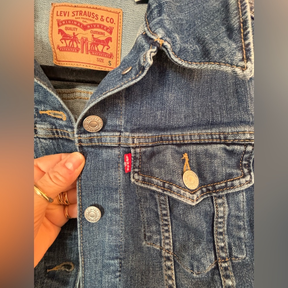 Levi's Women's Trucker Denim Jacket medium wash. - Picture 4 of 9